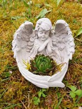 Bepflanzter Engel aus Beton