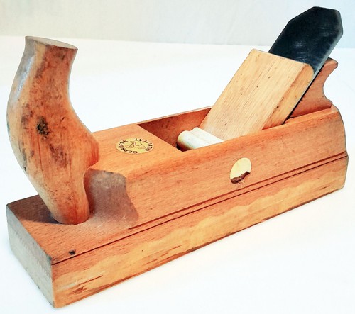 Klassischer handhobel aus holz - handhobel,