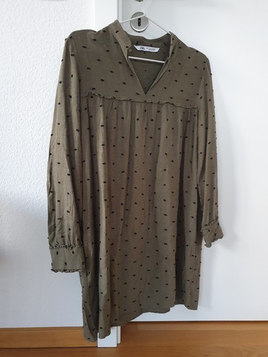 Khakigrünes kleid mit - kleid,