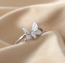Zwei ringe schmetterling mit - zwei,