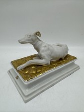 Alte Figur aus Porzellan, liegender Hund G.3.