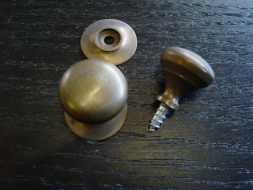 Kleiner messingknopf mit - kleiner,