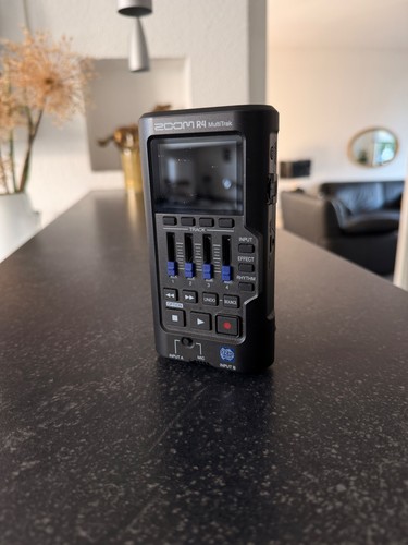 Zoom handheld track - zoom, 4-track