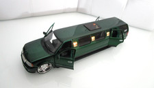 Maisto Lincoln Navigator, 1:24, Stretch Limousine mit Beleuchtung, Grün, Player