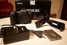 Canon EOS R5 – Profi-Systemkamera Bundle– Plus CF-Express Karte und Leser +