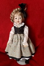 porzellanpuppe  mit  Holzgliederkörper