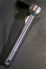 TASCHENLAMPE Varta 669, in Edelstahl Vintage 5D wird mit 5 Monozellen betrieben.