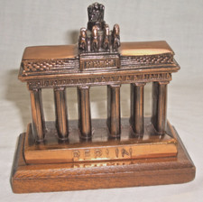 Brandenburger Tor Berlin Miniatur Gebäude Figur kupferfarben auf Holzsockel - Sa