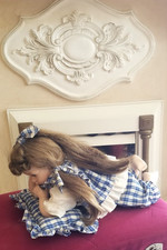 TOP ZUSTAND !!   "Liegende Puppe auf Rüschenkissen"   Sammlerpuppe, markenlos??