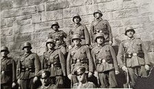 Soldaten Männer stehen in Uniform Wehrmacht Stahlhelm Gruppenfoto vor Mauer Foto