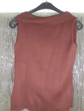 Kurzer brauner Pullover