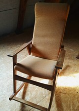 Schaukelstuhl aus Teakholz mit Stoffpolster