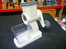 TCM - Käsereibe mit Kurbel Gemüsehobel mit 3 Trommelklingen  Schnelles Schneiden