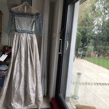 langes Kleid der Marke ERLENN