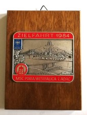 Plakette auf Holzplatte