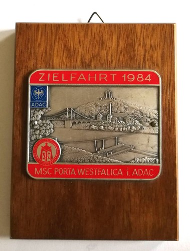 Plakette auf holzplatte - auf,