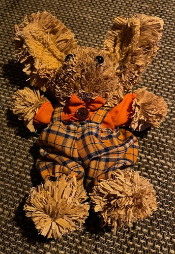 Kleiner hase aus stroh - hase,