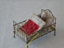 Puppenbett aus Drahtgeflecht