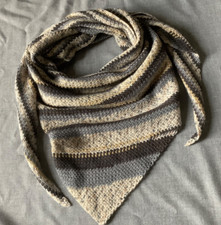 Dreiecktuch Schal Handarbeit gehäkelt Schurwolle Tuch Halstuch grau beige Natur