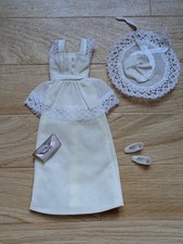 Altes Vintage Brautkleid mit Hut, Schuhen und Tasche Barbie 70er Jahre