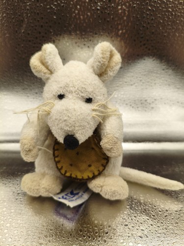 Kuschelwuschel maus mit keks - maus,