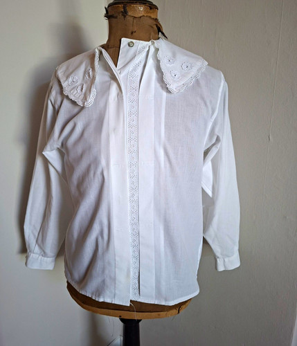 Weiße bluse mit - weiße, spitzenkragen