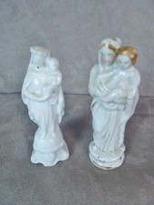 ZWEI JUNGFRAUEN mit KIND, aus