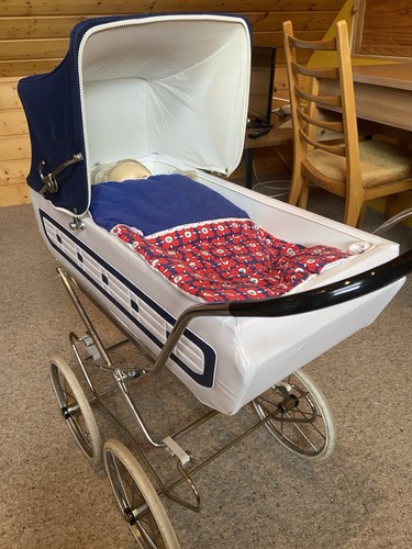 Klassischer retro puppenwagen - klassischer,