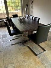 esstisch und stühle Stühle aus Leder schwarz Tisch aus braunem Holz