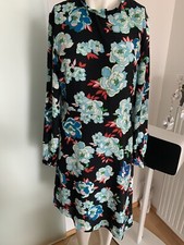 Kleid Mit Rüschen Stehkragen