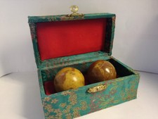 Qi Gong Kugeln aus Marmor, 2 Stück, in grüner Brokat-Truhe, neuwertig 43 mm