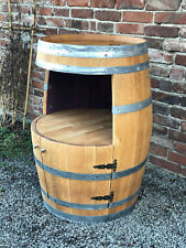 Weinfassbar mit großer Öffnung und kleinen Türen, geölt