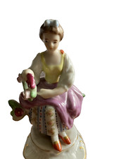 Porzellan Figur „Sitzende Gärtnerin“ Rokoko Handbemalt