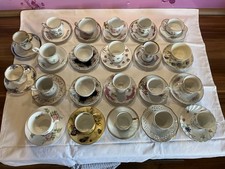 Zauberhafte Sammlung: 22 neuwertige Sammlertassen namhafter Manufakturen 