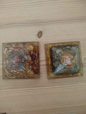 Zwei Orgonit Pyramiden