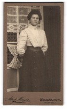Fotografie Albert Mayer, Wasserburg a. Inn, Neustr., Junge Dame in modischer Bl 