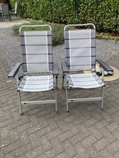 Zwei Campingstuehle gruen/grau. Die Marke ist Dukdalf