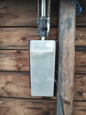 Garagentor BOSCH Elektromotor und massives Metalltor mit Tür