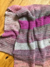 HANDGESTRICKTE STOLA - federleicht, Mohair / Seide, Farbverlaufsgarn, Pinktöne