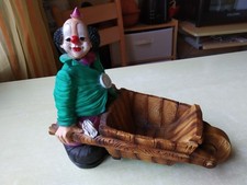 Clown mit Schubkarre, C