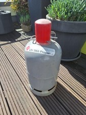 Leere gebrauchte Propangasflasche in grau 5kg Füllmenge und Schutzkappe
