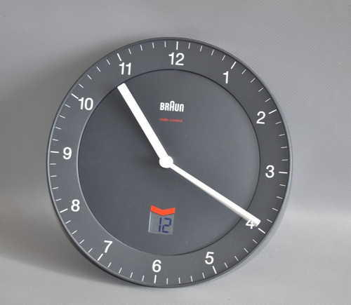 Braun quartz wanduhr modell - braun,