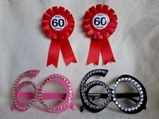 Spaß zum 60. Geburtstag für zwei, 2 Brillen, Brille, 2 Anstecker, Deko