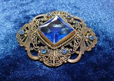 Antike Gürtelschnalle od. Anhänger - UNECHT - goldfarben m. blauen Glassteinen