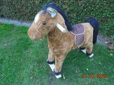 Süßes Pferd auf Rollen Braun mit schwarzer Mähne