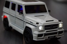 MERCEDES-BENZ BRABUS G-KLASSE IN 1:24 MIT LED-BELEUCHTUNG(XENON) WEIß G65
