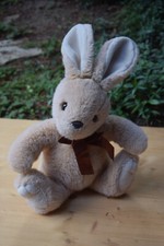 Hase sitzend Kuschelwuschel 38cm Plüschtier mit Schleife