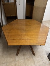 Massiver Esstisch aus Holz -