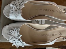 Peter Kaiser Peep Toe Gr 39 weiß mit silbernen Punkten und Blütenverzierung