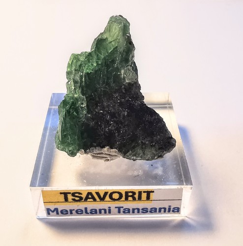 Tsavorit rohstein stufen - rohstein,